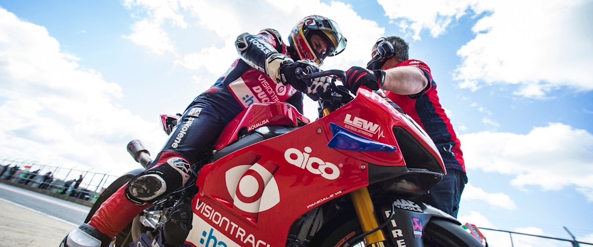 Bsb Visiontrack Ducatis Christian Iddon Leads The Way At Snetterton On Day Two Of The Bennetts 5693